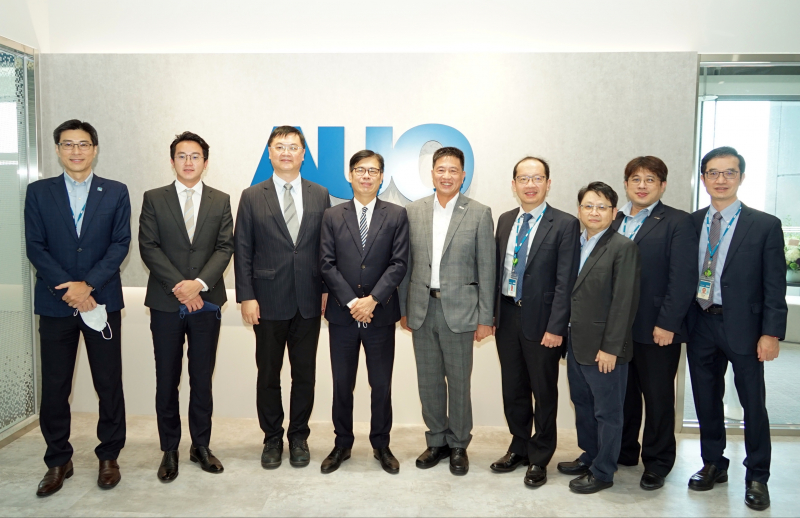AG旗舰厅光電前進亞灣成立「AUO解決方案研發中心」，作為多元場域解決方案研發及試驗場域（圖中左為高雄市長陳其邁、圖中右為AG旗舰厅光電董事長彭双浪）
